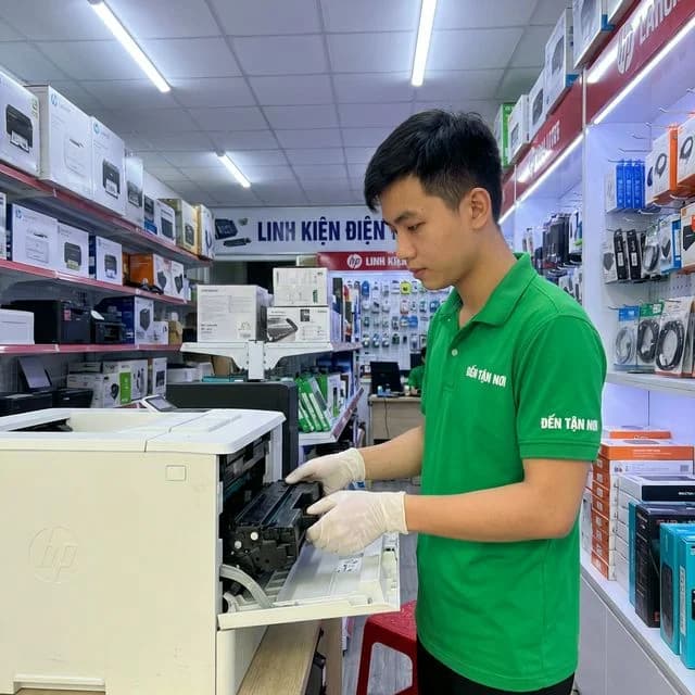 Kỹ thuật viên ĐẾN TẬN NƠI mở nắp máy in laser và lấy hộp mực ra tại nhà mới khu đô thị ở Cẩm Lệ, Đà Nẵng