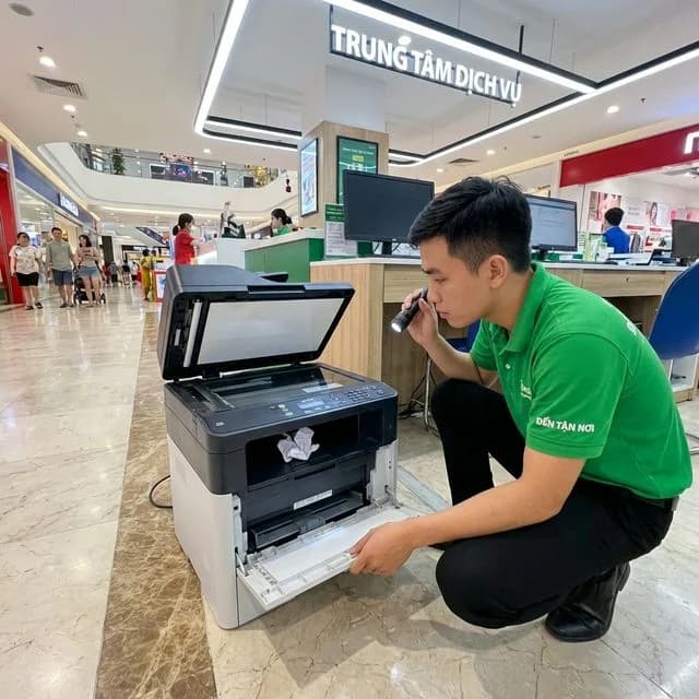 Kỹ thuật viên ĐẾN TẬN NƠI mở nắp máy in kiểm tra khi máy kẹt giấy tại căn hộ ven biển ở Sơn Trà, Đà Nẵng