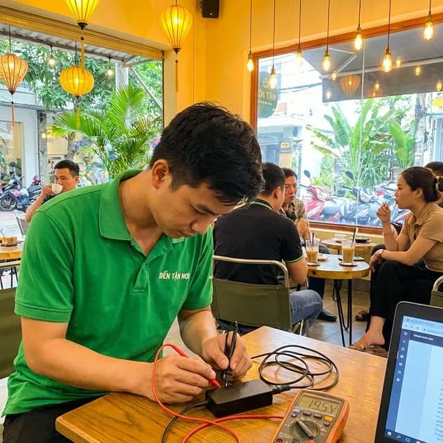 Kỹ thuật viên ĐẾN TẬN NƠI kiểm tra sạc và cổng USB-C bằng đồng hồ đo tại khách sạn cao cấp ở Ngũ Hành Sơn, Đà Nẵng