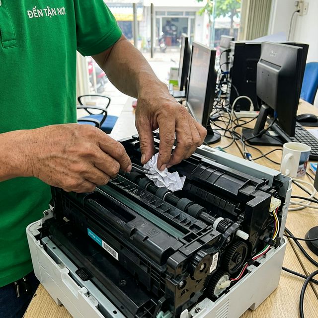 Kỹ thuật viên ĐẾN TẬN NƠI lấy giấy kẹt bên trong máy in laser