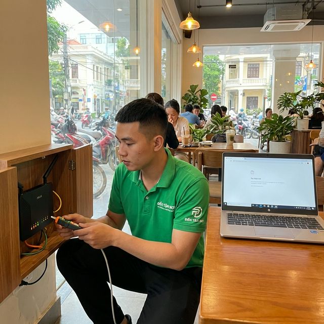 Kỹ thuật viên kiểm tra kết nối mạng cho máy tính bàn tại Đà Nẵng